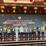Bupati Kepulauan Sula, Fifian Adeningsi Mus (baju biru) saat terima penghargaan UHC Awards.(Foto: Istimewa)
