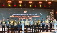 Bupati Kepulauan Sula, Fifian Adeningsi Mus (baju biru) saat terima penghargaan UHC Awards.(Foto: Istimewa)
