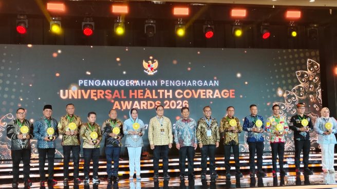 Bupati Kepulauan Sula, Fifian Adeningsi Mus (baju biru) saat terima penghargaan UHC Awards.(Foto: Istimewa)